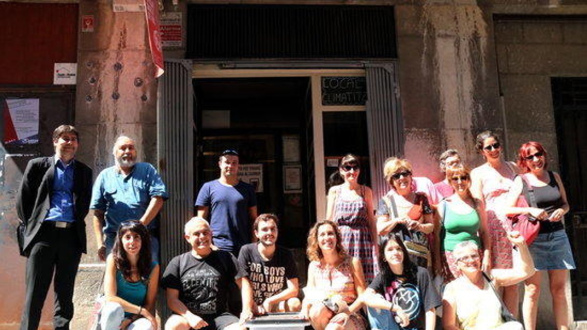 Los miembros de la Izquierda Independentista en la entrada del Casal Popular SaGeta de Foc en Tarragona.