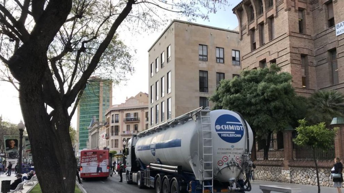 El camión consiguió salir de la Rambla Nova con la ayuda de la Guardia Urbana.