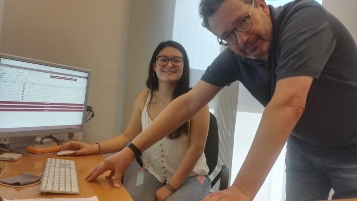 El estudiante Maria Cerdà y el decano de Enología Joan Miquel Canals con una muestra de una pantalla de cata.