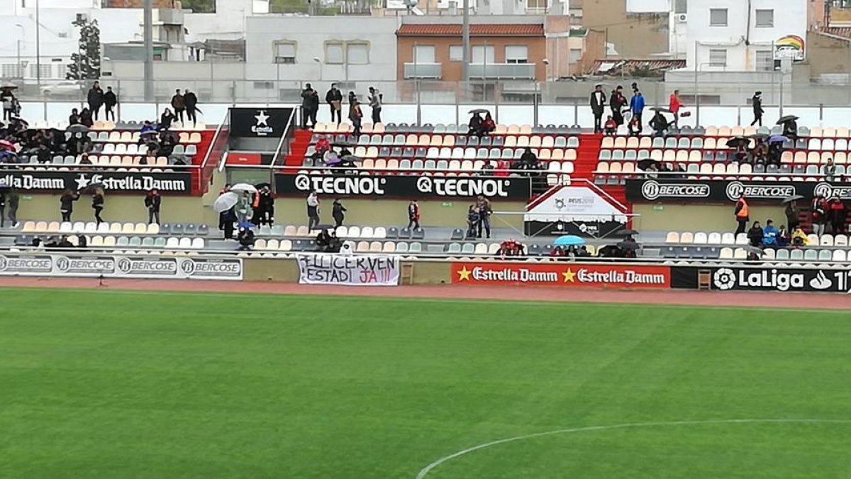 Pancarta dels aficionats del Reus reclamant la venta de l'Estadi Municipal