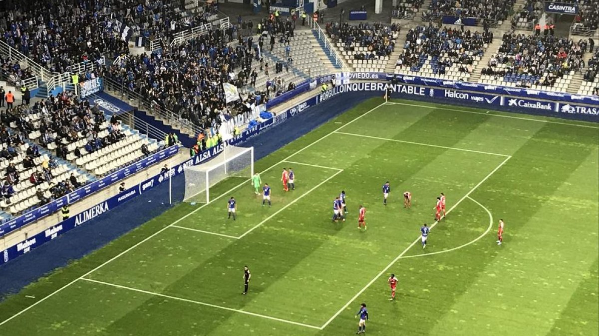 Los Nàstic, busca el gol desde la esquina.