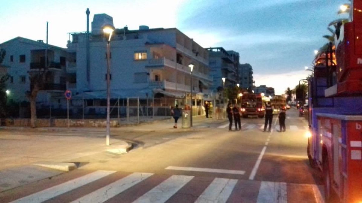 La Policia Local ha evacuat de forma preventiva les persones que viuen a l'edifici número 277 del Passeig Marítim.