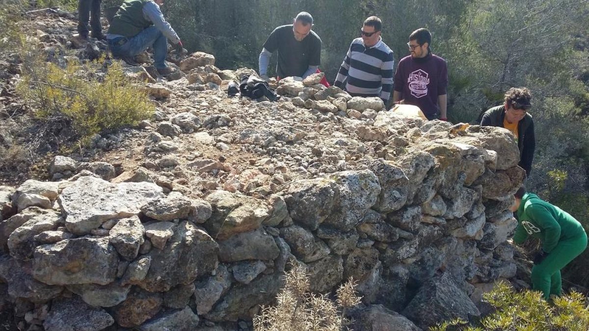 Imatge de les persones reconstruint les calaixeres aquest matí