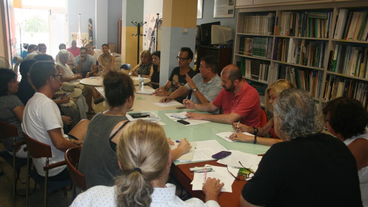 Imatge de la primera reunió de la plataforma que reclama millores en la sanitat pública a Tarragona.