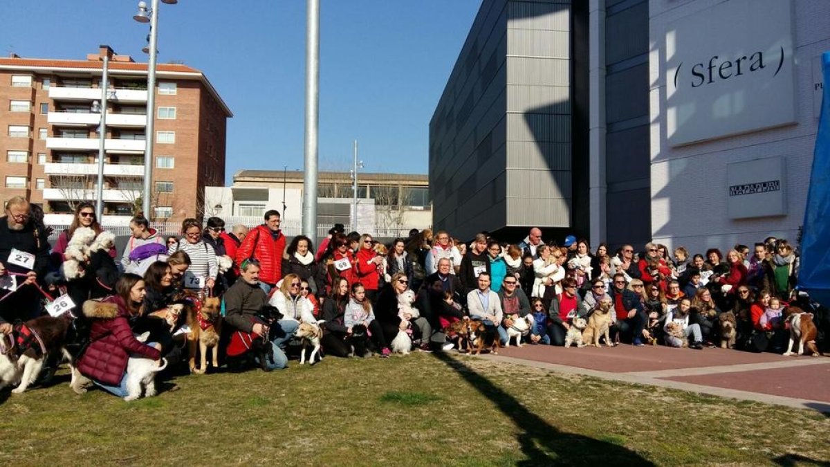 Fotografia de tots els participants amb les seves mascotes