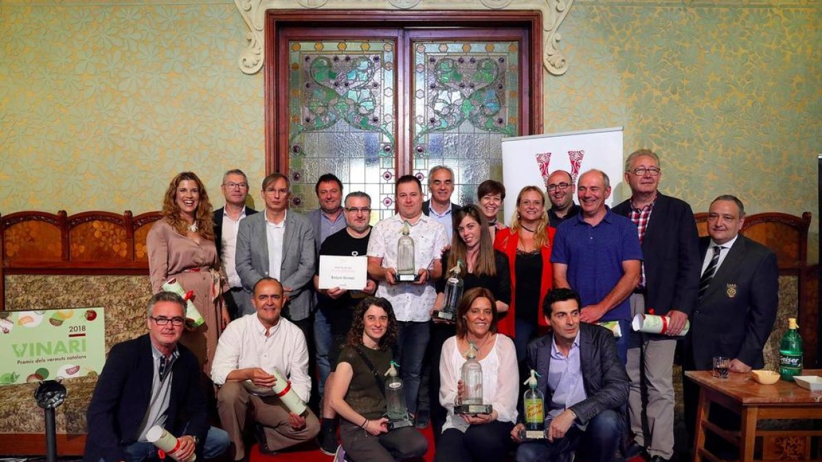 Imagen de los guanyaors y organizadores del premios Vinari 2018.