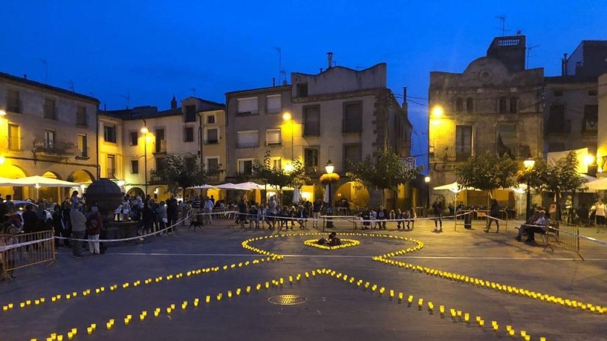 Un gran lazo amarillo presidió la Plaça Major de Prades.