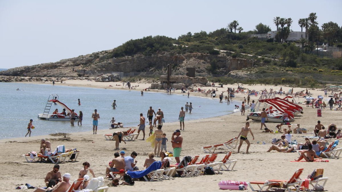 La playa de la Pineda llena de bañistas, esta semana.