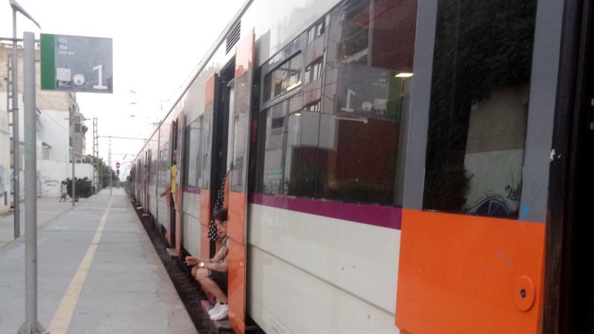 Imagen del tren de la línea R16 parado en la estación de Cambrils.