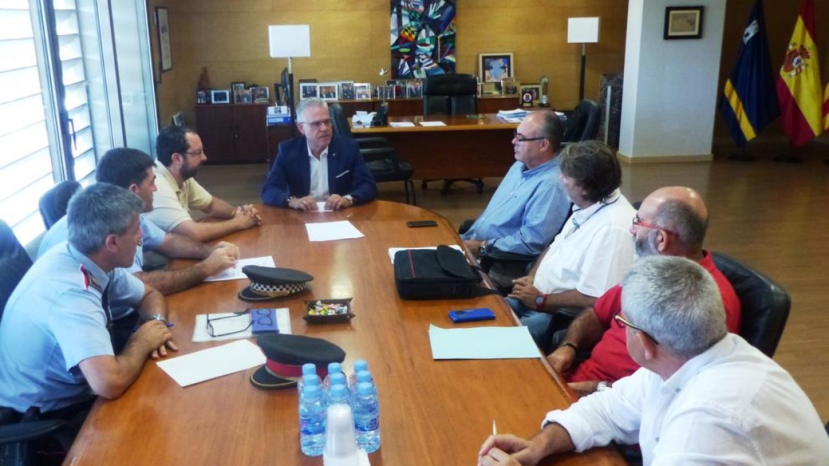 El alcalde de Salou, Pere Granados, durante la reunión con los cuerpos de seguridad, los responsables de Urbaser-Nordvert y los concejales de seguridad.
