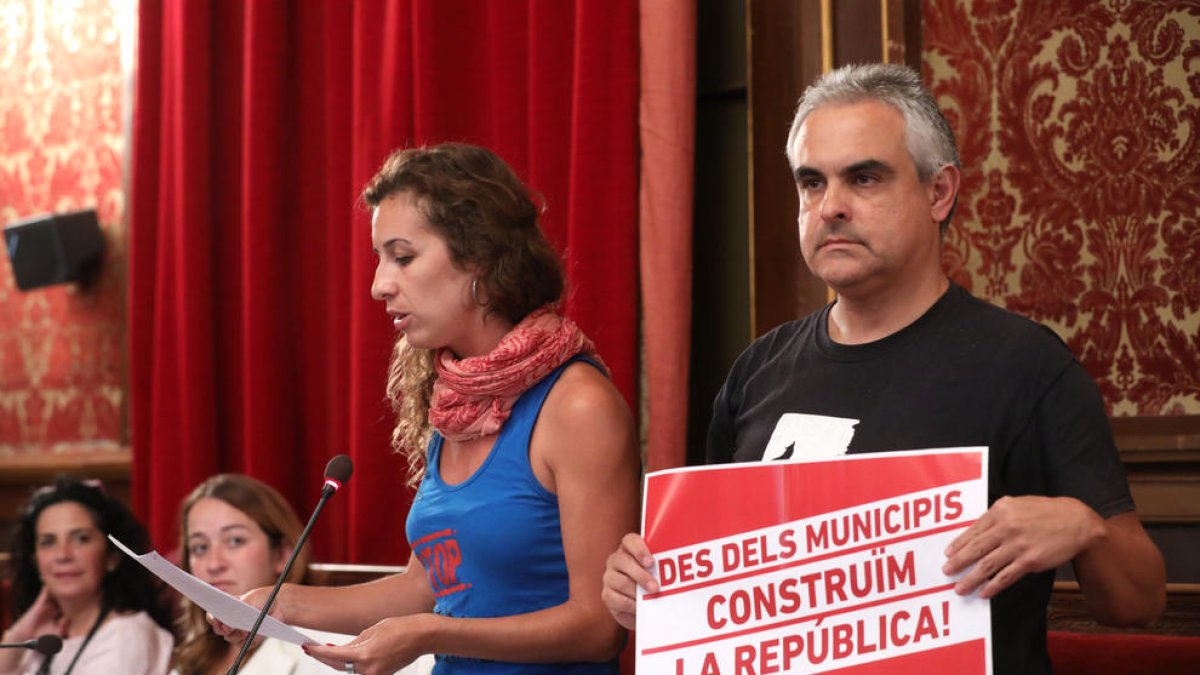 Els regidors de la CUP Laia Estrada i Jordi Martí, durant una sessió del ple tarragoní.