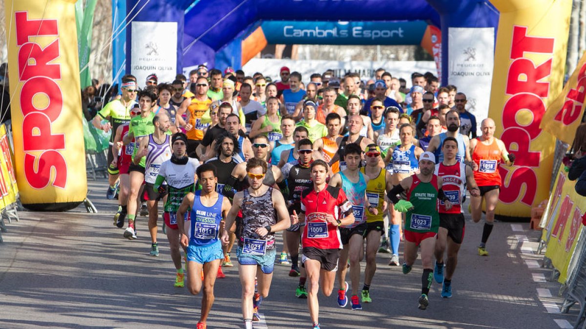 Un instant de la sortida de la Mitja Marató de Cambrils.