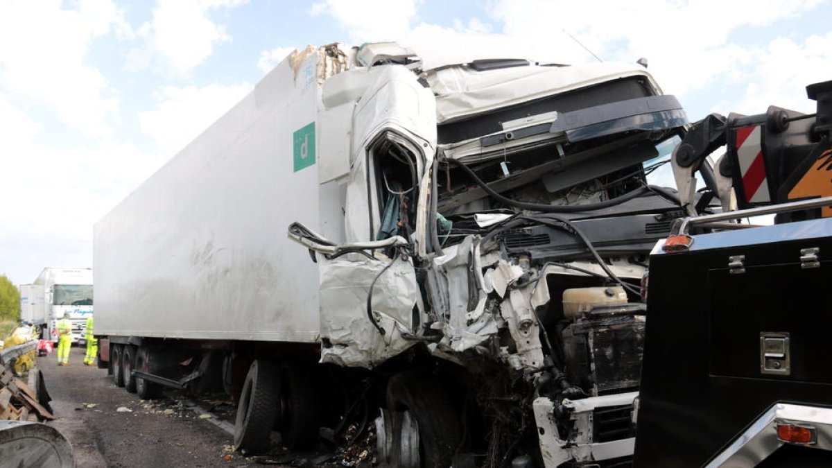 Imatge d'un dels camions implicats en l'accident a l'A-2, a Ribera d'Ondara.