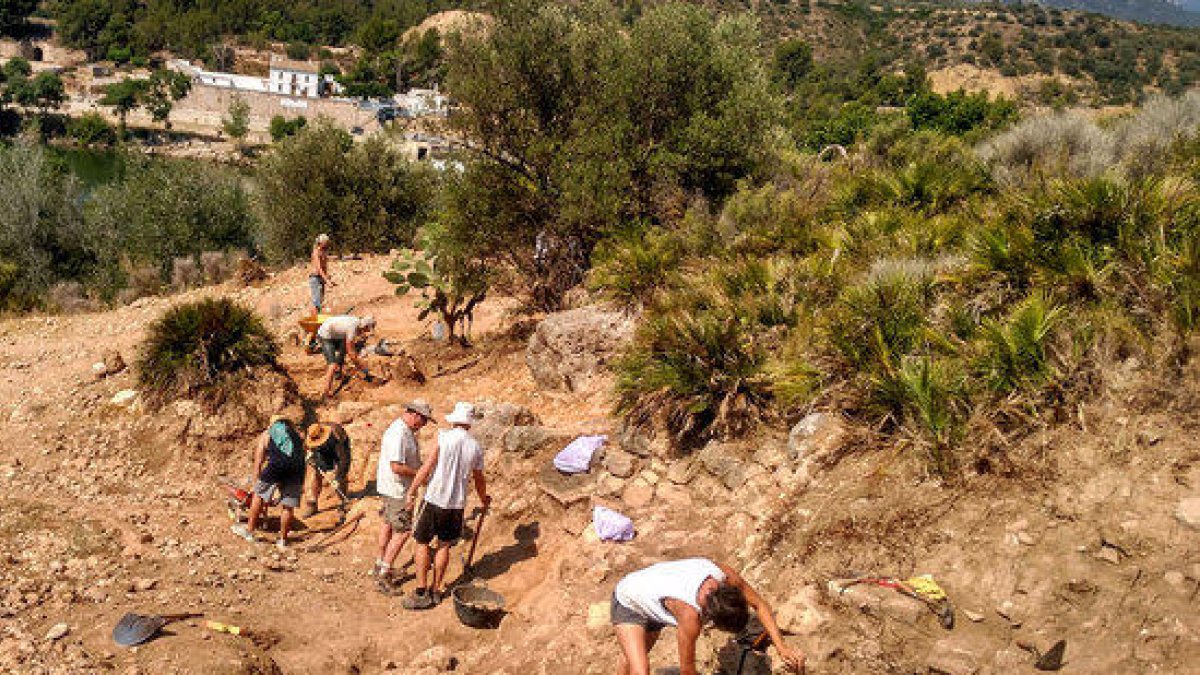 Vista general de l'excavació del mur exterior al nou accés del poblat ibèric de l'Assut de Tivenys.