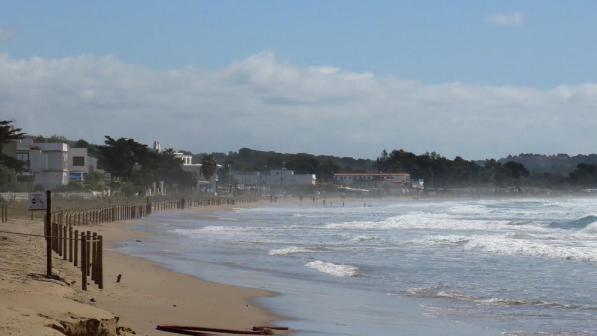 El temporal marítim ha fet que desaparegui bona part de la sorra de la platja.