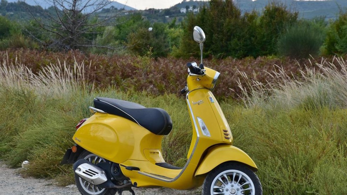 Una Vespa Scooter.