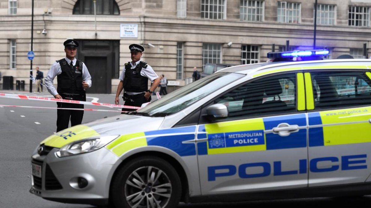 Agents de la Policia posen un perímetre de seguretat al Parlament britànic a Londres.