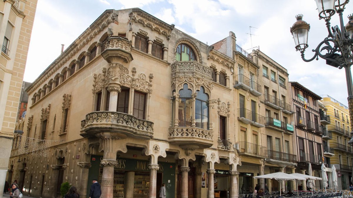 Una imatge d'arxiu de la Casa Navàs, amb Successors de Joaquim Navàs ubicada als baixos.