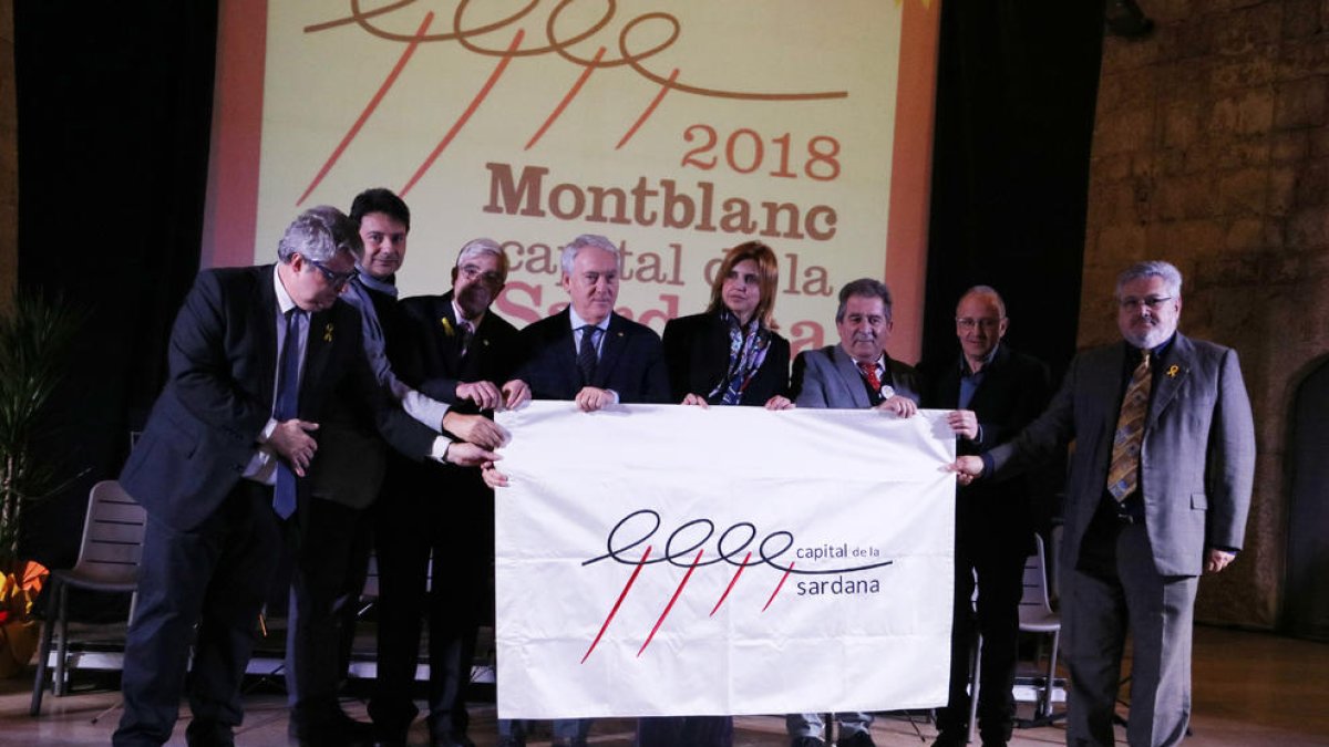 Foto de família en el moment del traspàs de bandera de Figueres a Montblanc com a Capital de la Sardana.