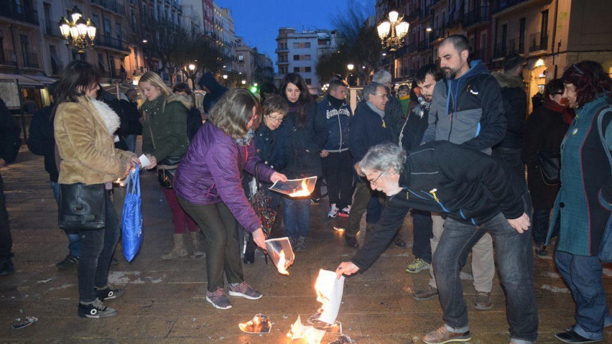 Una cinquantena de persones s'han reunit per cremar fotos del Rei