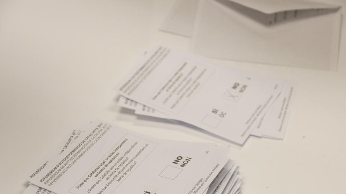 Imagen de las papeletas del referéndum del 1-O.