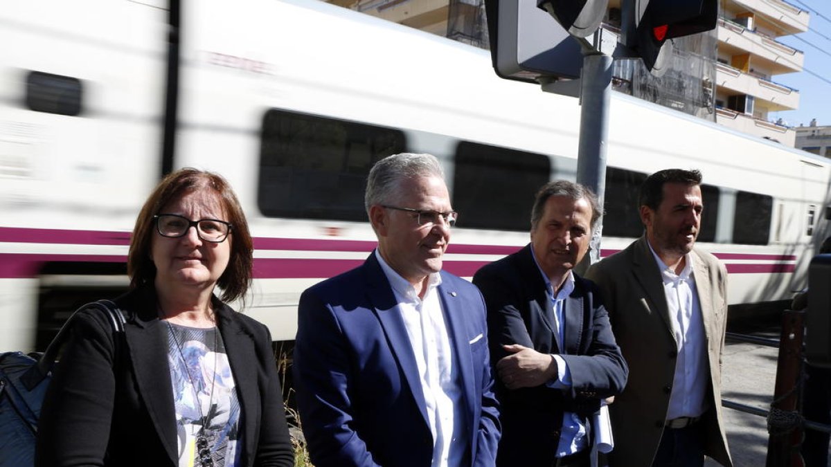 Los alcaldes de Salou, Cambrils, Mont-roig y Vandellòs en el paso de nivel de la calle Barcelona.