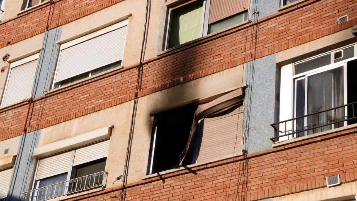 Primer plano de la ventana del piso afectado por el incendio en Reus, este 29 de enero de 2018.