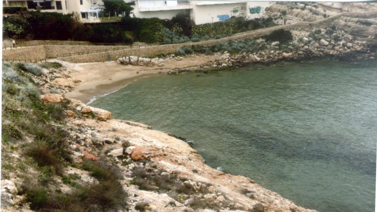 La Cala Llenguadets se encuentra situada entre la playa de los Capellans y la playa Llarga.