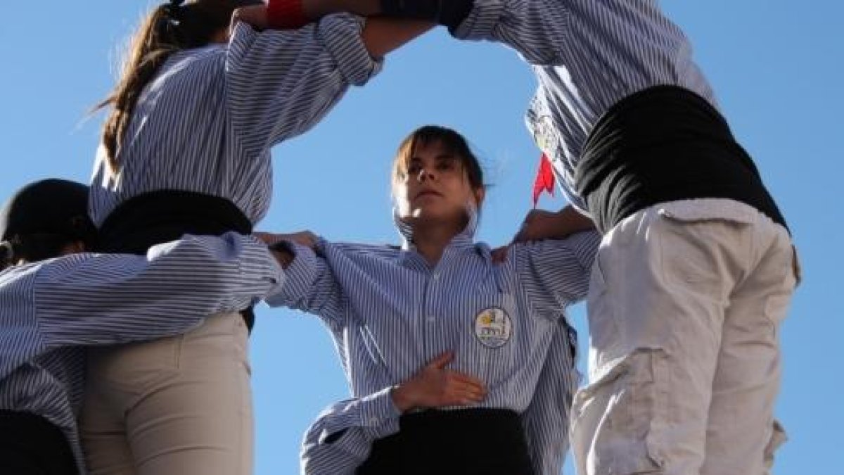 Los Xics Caleros levantando uno de sus castells.