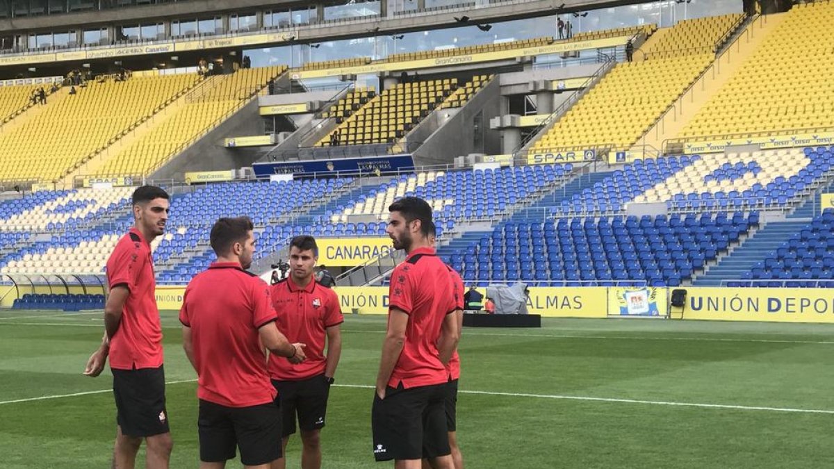 Algunos jugadores, en el césped.