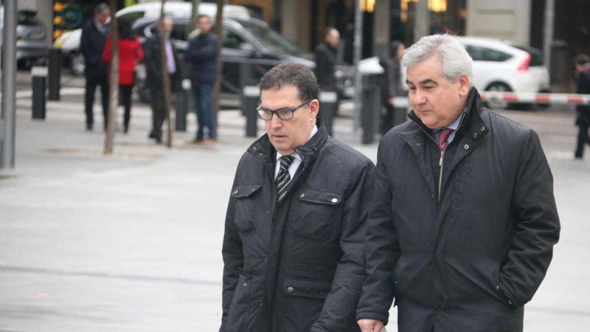 El exsecretario general de Interior, César Puig, a las puertas de la Audiencia Nacional con su abogado.