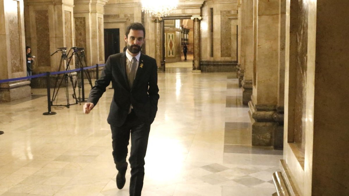 El president del Parlament, Roger Torrent, entrant als despatxos d'ERC i JxCat.