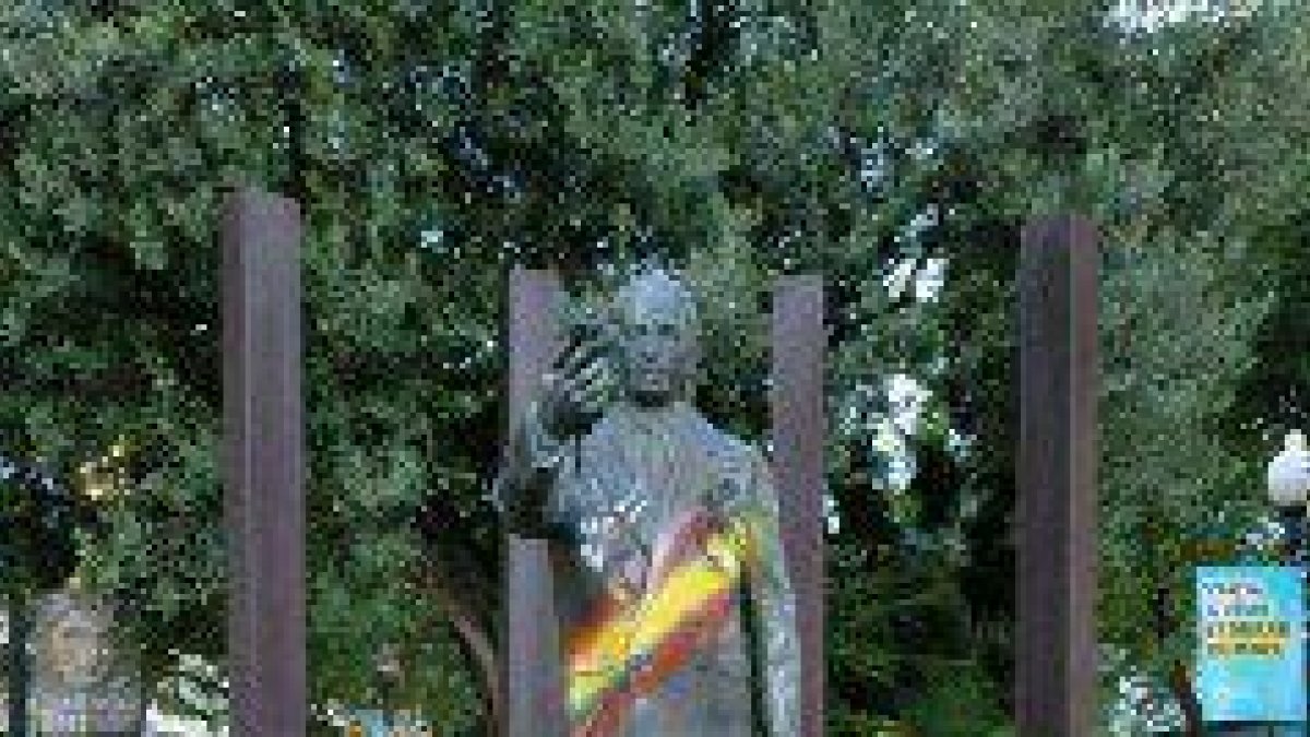 Imagen de la estatua de Lluís Companys pintada con banderas españolas.