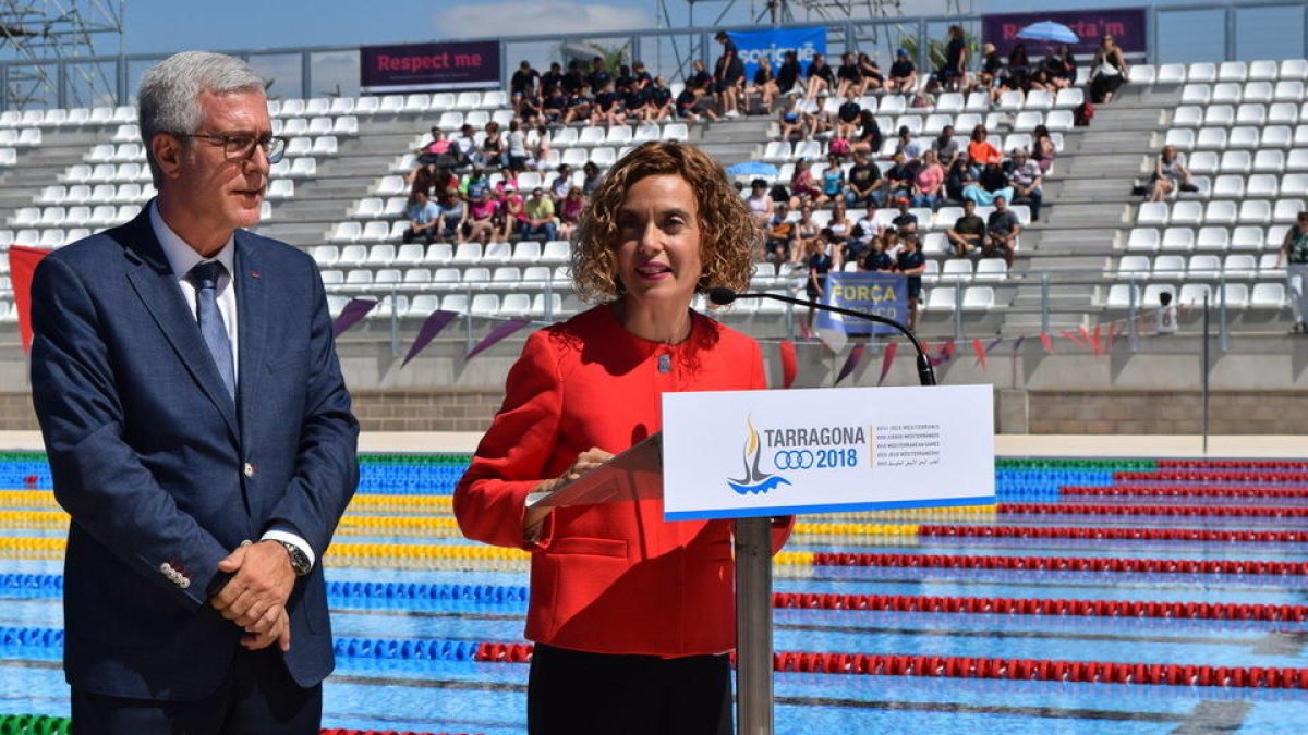 Meritxell Batet inaugurant la piscina olímpica