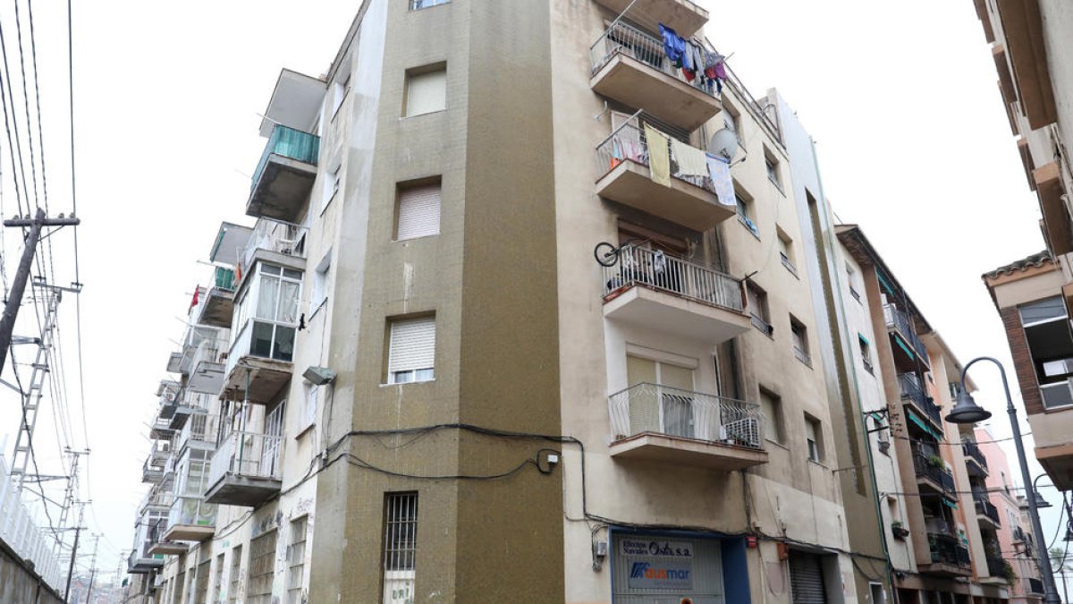 Edifici del número 2 del carrer Sant Andreu, on molts dels pisos estan ocupats.