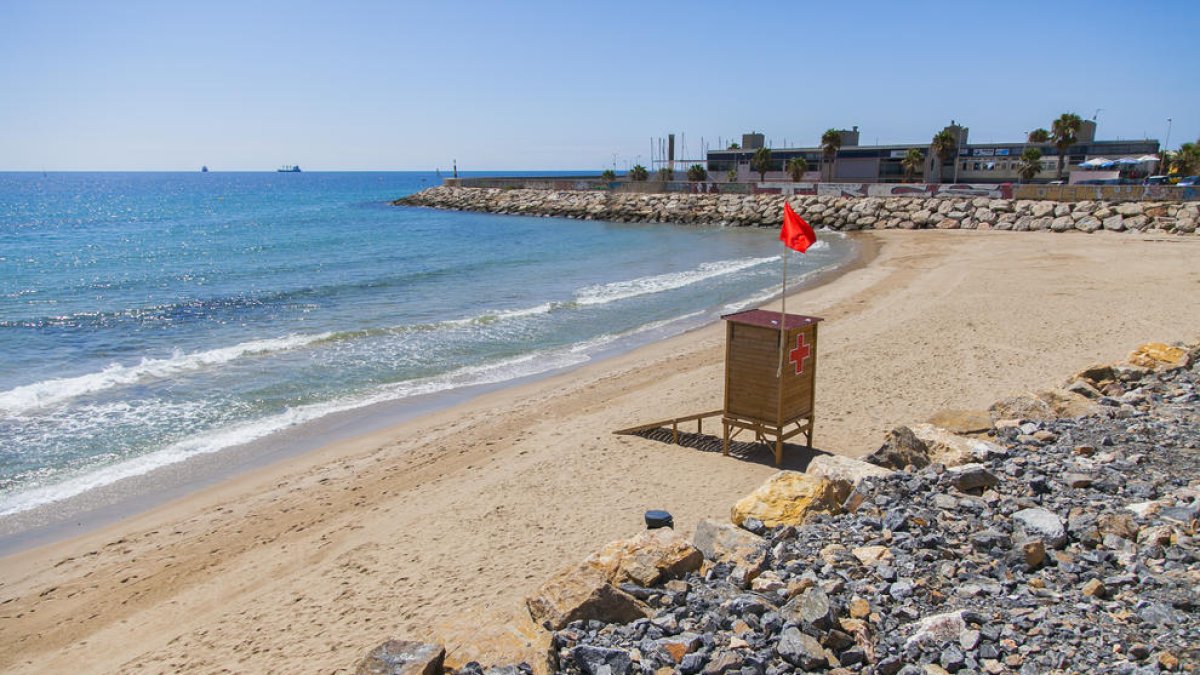 El baño en la playa del Miracle está prohibido desde ayer martes.