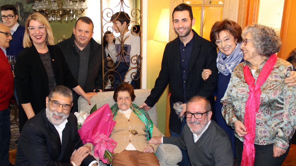 El homenaje se hizo en el domicilio de la centenaria y junto a sus familiares.