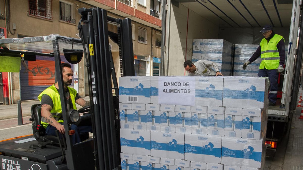 Mercadona ha efectuat la donació de 13.500 litres de llet Hacendado al Banc d'Aliments a les comarques tarragonines aquest dijous.