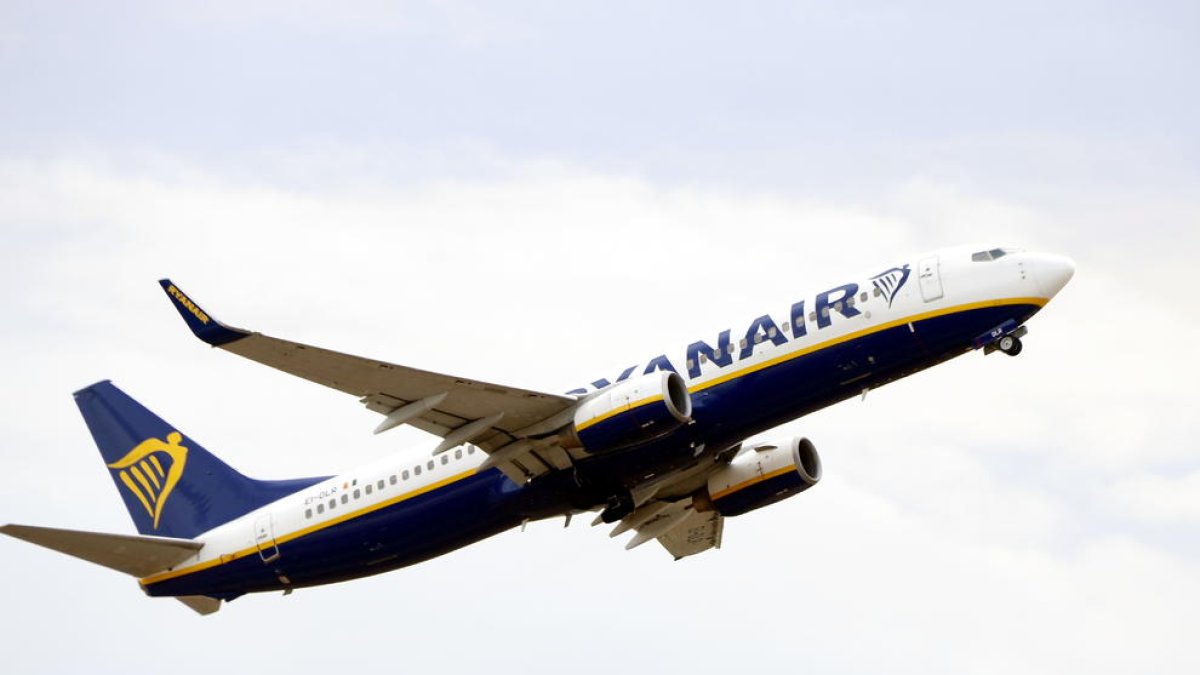 Un avión de Ryanair elevándose en el Aeropuerto de Reus.