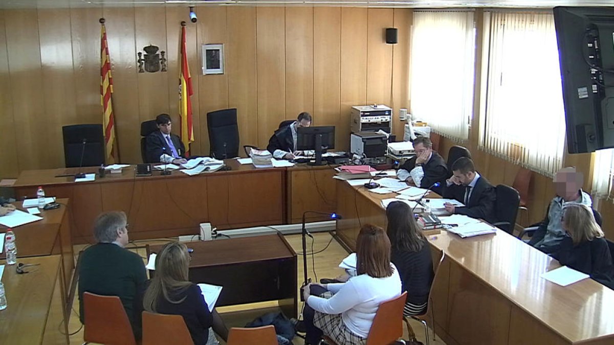 Captura de pantalla de psicólogos y forenses presentando pruebas periciales en el juicio por el asesinato de una mujer en Valls, que se hace en la Audiencia de Tarragona.