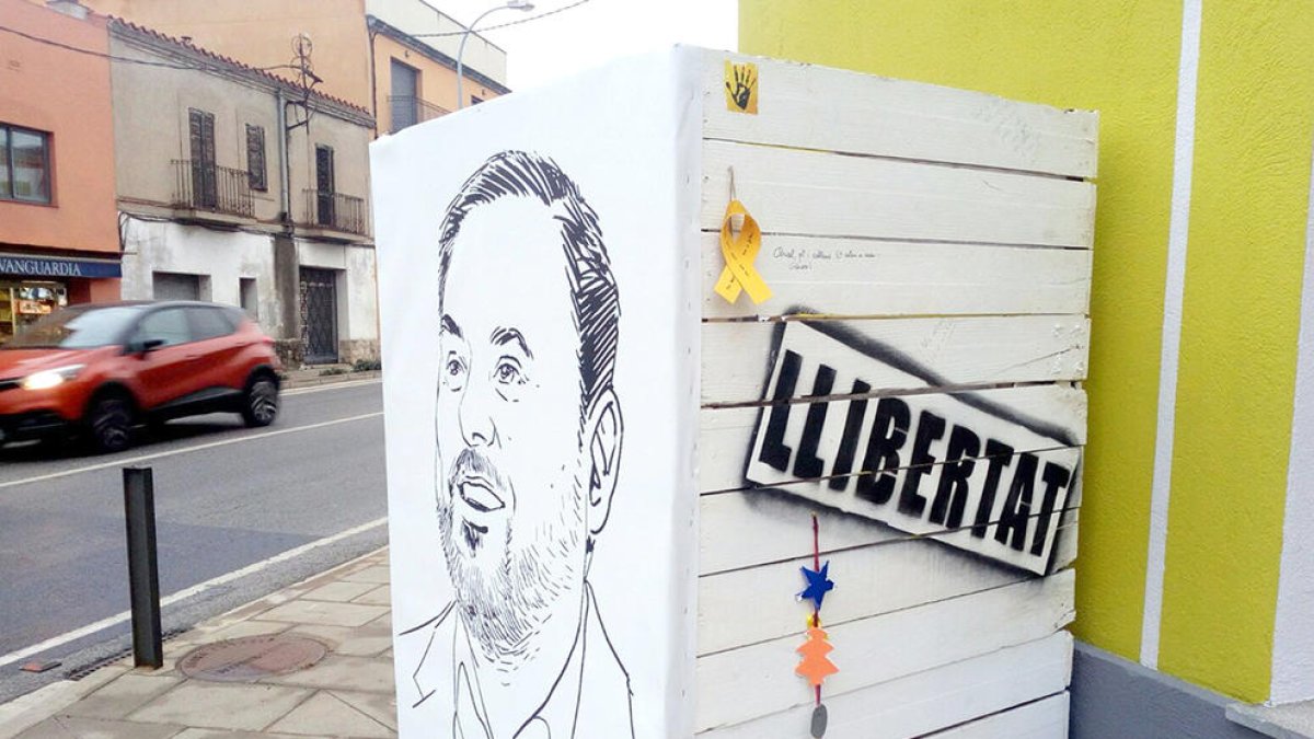 Una de las instalaciones hecha por los vecinos de Lladó dedicada a Oriol Junqueras, a pie de la N-II.