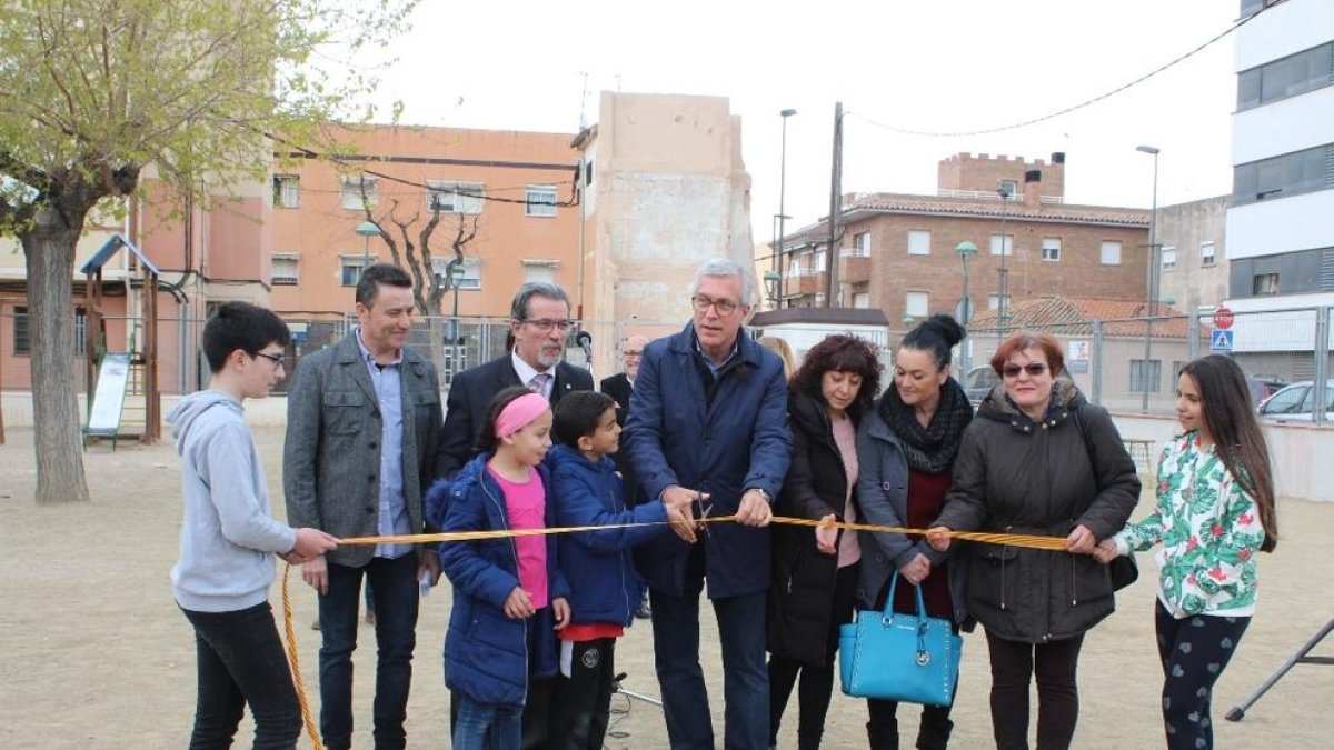 L'alcalde de Tarragona, amb representants de la comunitat educativa del centre, tallant la cinta protocolària.