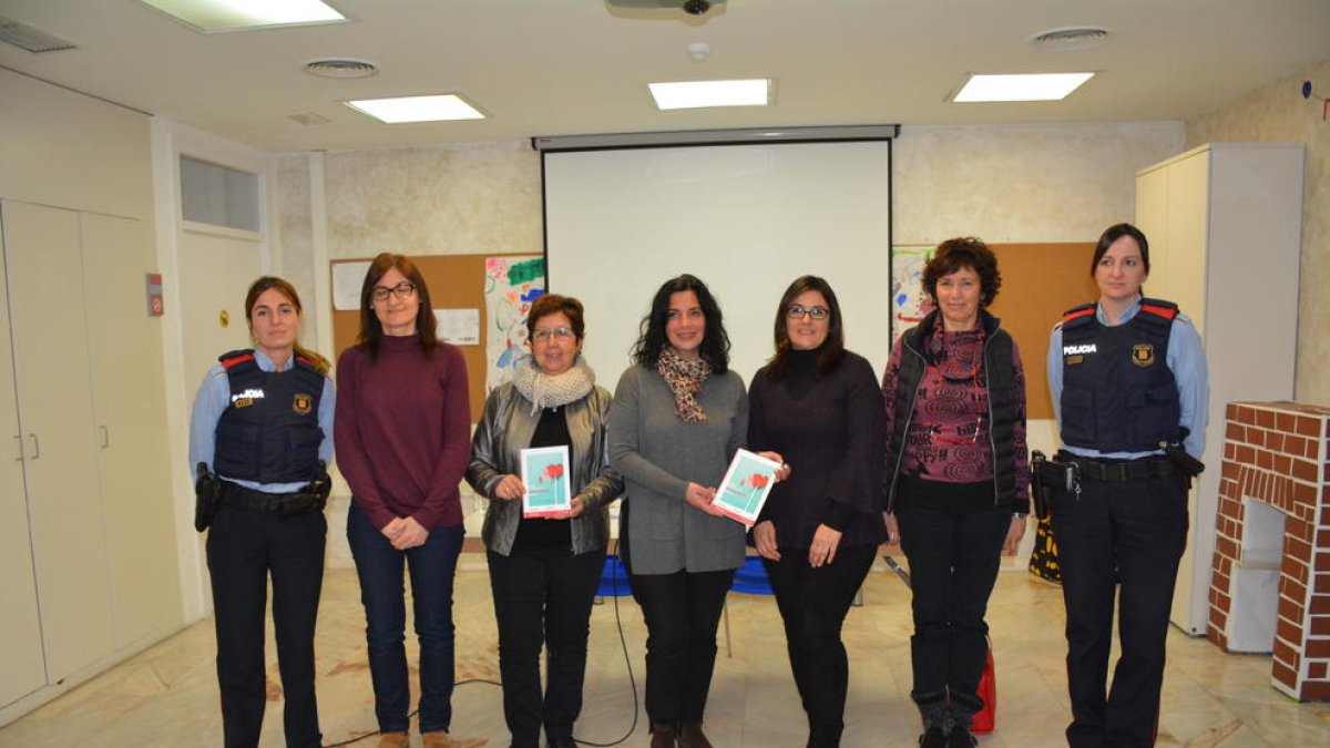 La consellera de Serveis a la Persona, Ana Santos, amb representants de la Taula Local per prevenir la mutilació genital femenina.