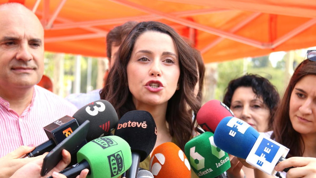 La presidenta de Cs, Inés Arrimadas, atén la premsa a la Rambla del Poble Nou.
