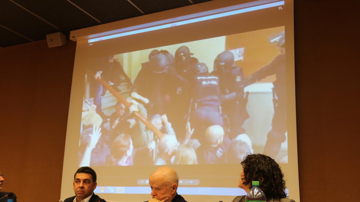 Un instante del debate 'La regresión de los derechos humanos en España' con imágenes de la actuación policial del 1-O, en el Palau de l'ONU, en Suiza.