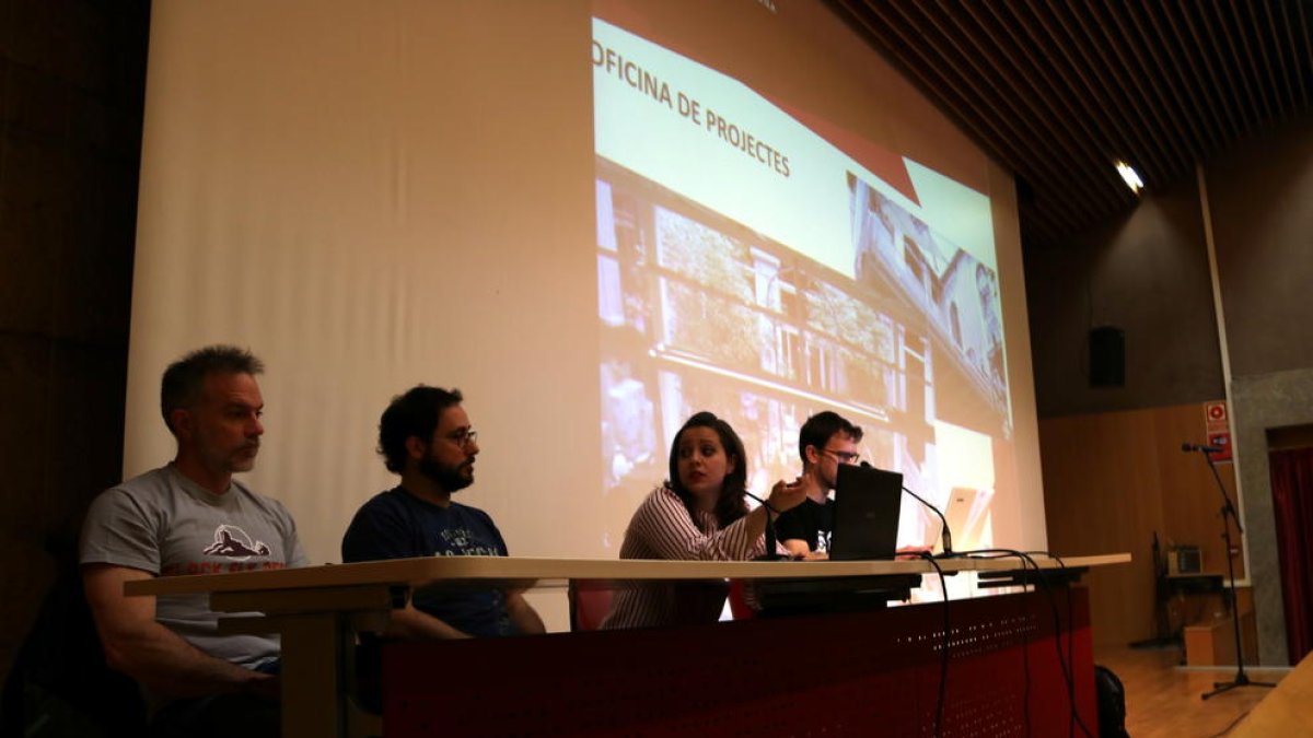 Pla mig de la junta de la colla dels Xiquets de Tarragona en l'assemblea extraordinària per tractar la problemàtica de la manca de local per assajar.