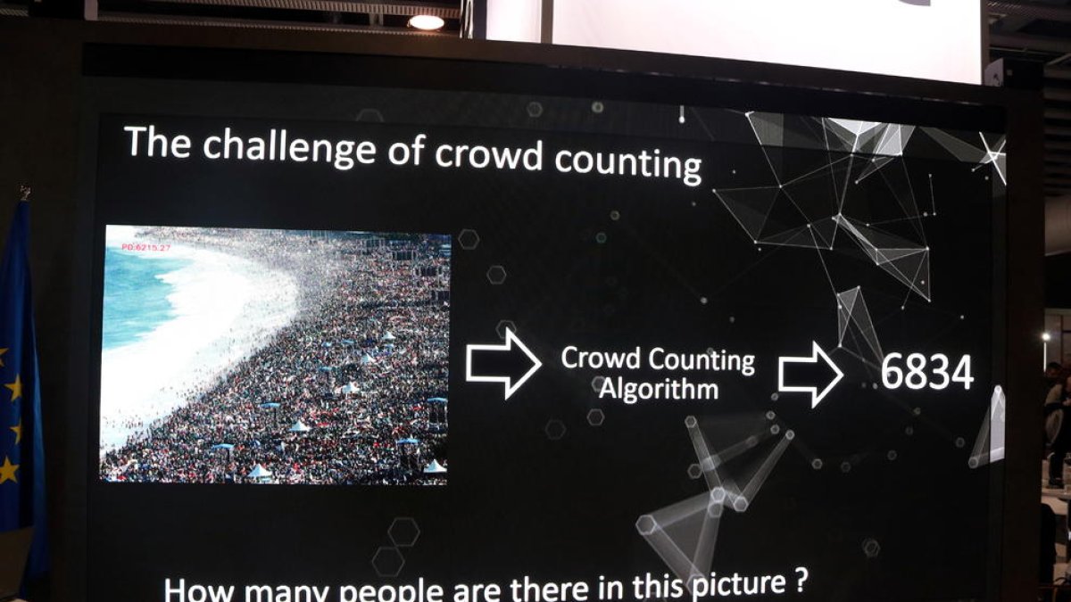 Un exemple d'una aglomeració de persones i el nombre de persones que calcula aquest software d'imatge virtual de la Universitat Autònoma de Barcelona i la Universitat de Florència