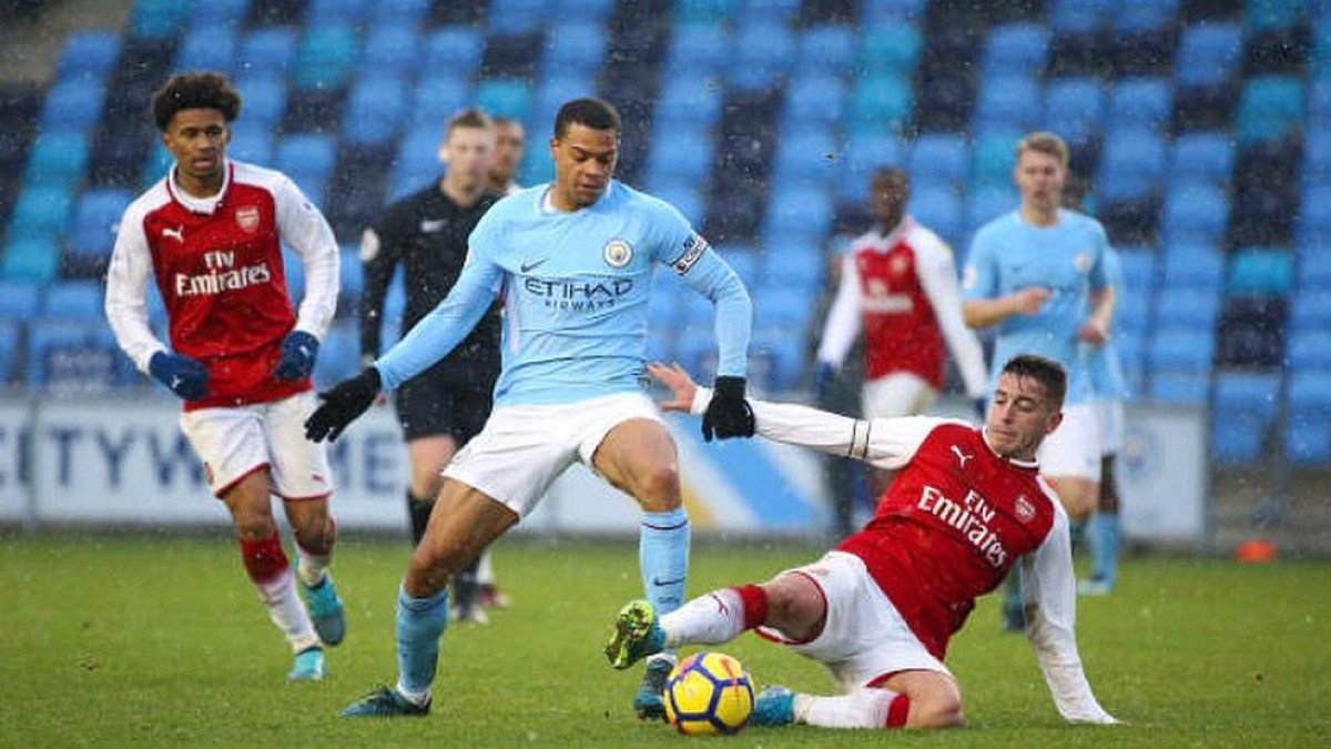 Imatgde de Julio Pleguezuelo jugant contra el Manchester CIty.