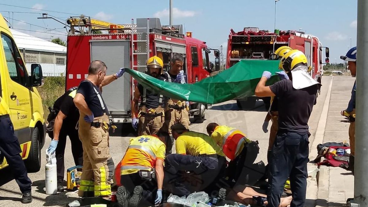 Los servicios de emergencias trabajaron en el lugar para intentar salvar la vida al hombre.