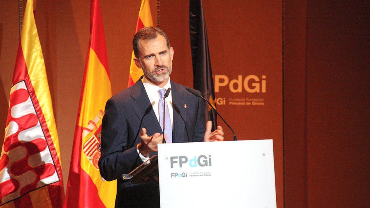 El monarca espanyol Felip VI fent el seu parlament durant l'entrega dels Premis Fundació Princesa de Girona l'any 2015